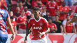 Zagueiro Vitão, do Internacional, com a bola no pé durante partida do Campeonato Brasileiro