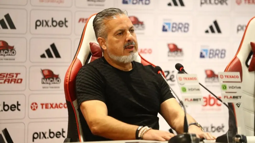 José Boto, diretor de futebol do Flamengo, durante entrevista coletiva