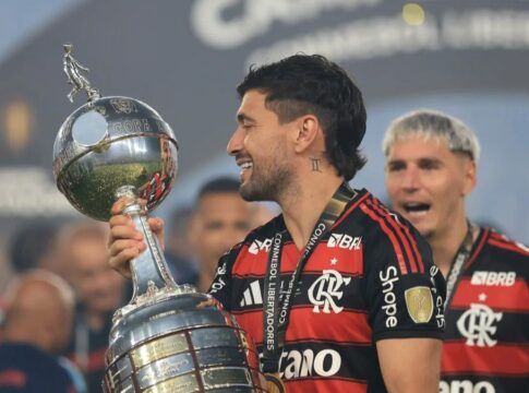 Arrascaeta, segurando a taça da Libertadores