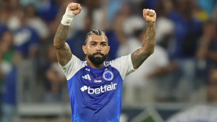 Atacante Gabigol com os braços levantados em comemoração