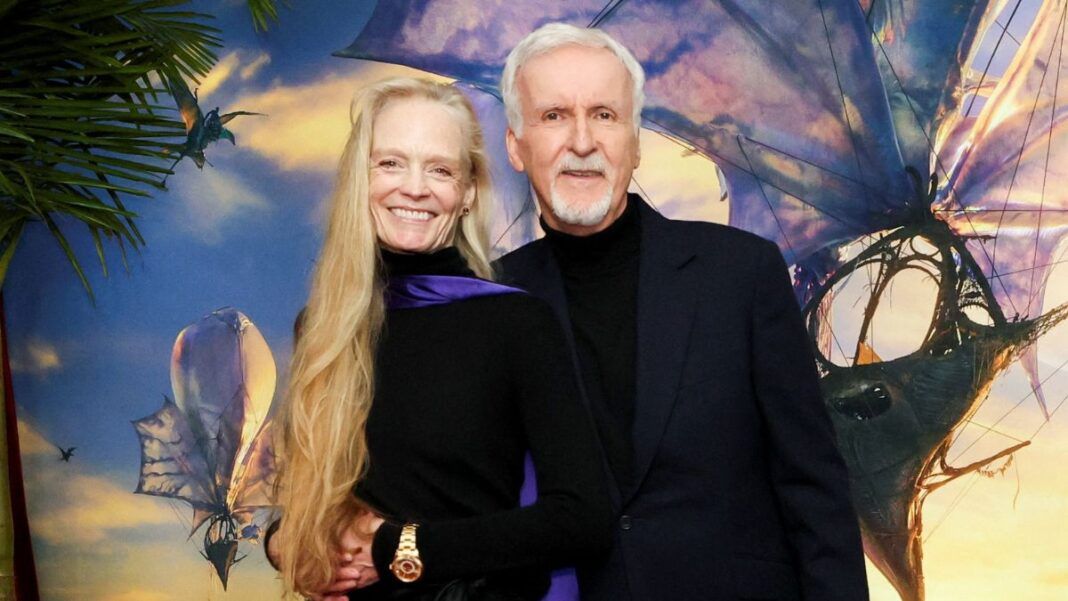 O diretor James Cameron e sua esposa, Suzy Amis Cameron, aparecem à frente de painel do filme no dia da estreia internacional em Los Angeles