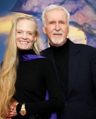 O diretor James Cameron e sua esposa, Suzy Amis Cameron, aparecem à frente de painel do filme no dia da estreia internacional em Los Angeles