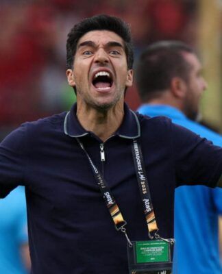 Técnico Abel Ferreira gritando em direção à câmera para alguém que está fora do plano
