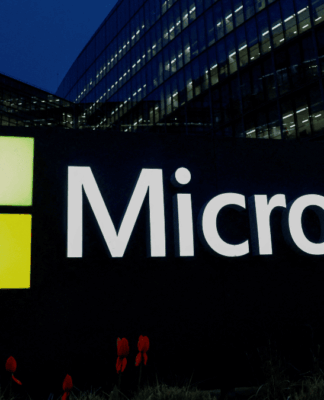 Uma imagem mostra o logotipo da Microsoft nos escritórios da empresa em Issy-les-Moulineaux, perto de Paris, na França.