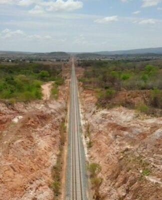 Imagem da obra da Transnordestina, com o trilho no centro e áreas desabitadas ao redor