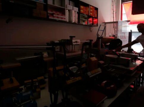 Lanchonete às escuras em bairro de SP