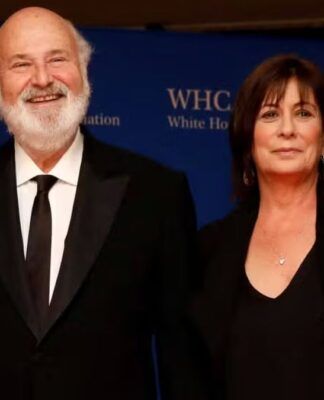 O diretor Rob Reiner e a esposa Michele Singer estão lado a lado em trajes formais