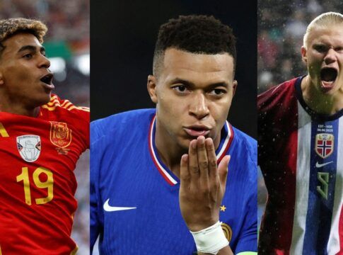 A imagem mostra três jogadores de futebol em montagem lado a lado, cada um vestindo o uniforme de sua seleção. Eles aparecem em momentos de celebração: o da esquerda vibrando, o do centro soprando um beijo e o da direita gritando com intensidade.