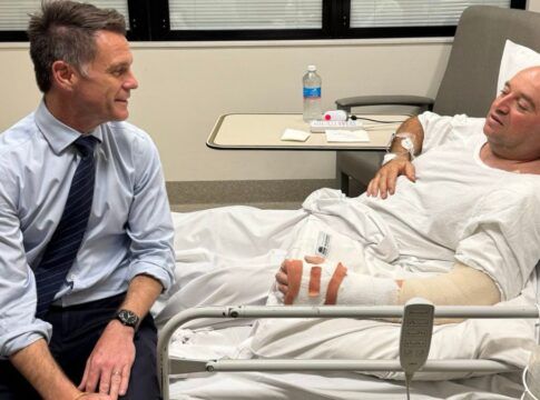 Herói em Sydney, Ahmed al Ahmed aparece em 1ª foto no hospital, ao lado do governador do estado de Nova Gales do Sul, Chris Minns