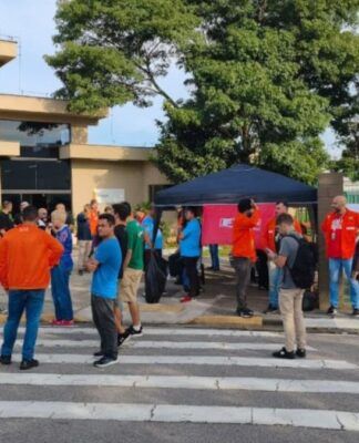 Funcionários da Petrobras fazem paralisação em frente a sede da empresa