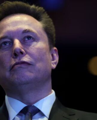 Elon Musk aparece na penumbra