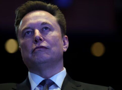 Elon Musk aparece na penumbra