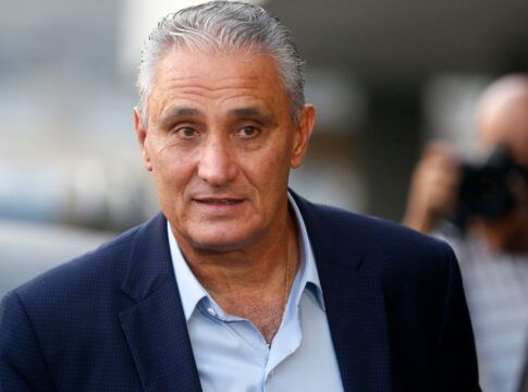 Tite veste terno e camisa azul