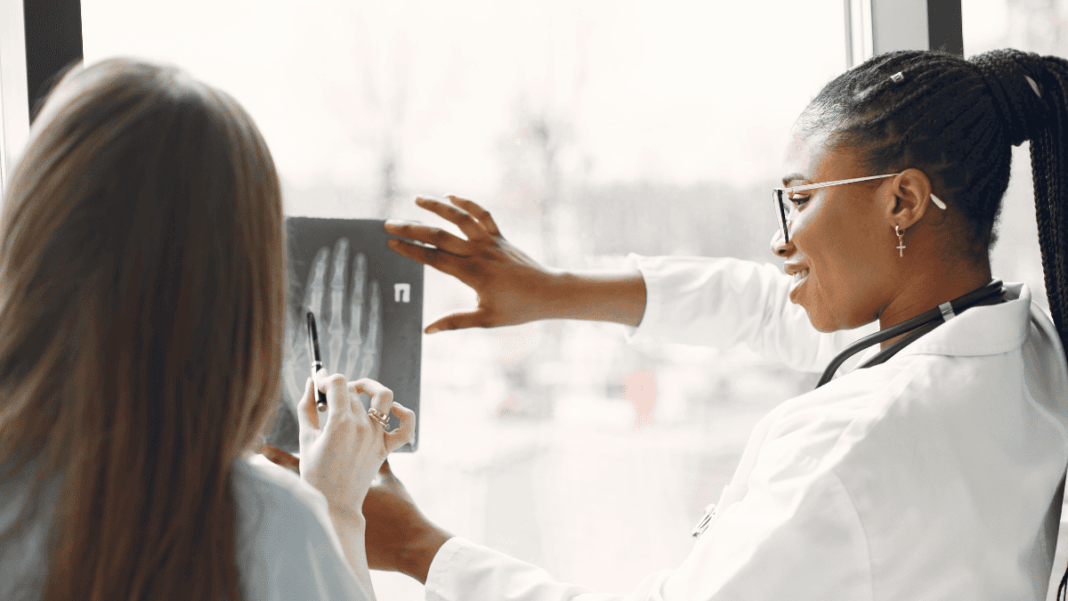 Médicas visualizando exame