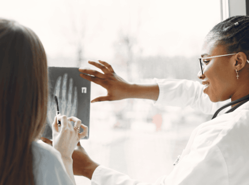 Médicas visualizando exame