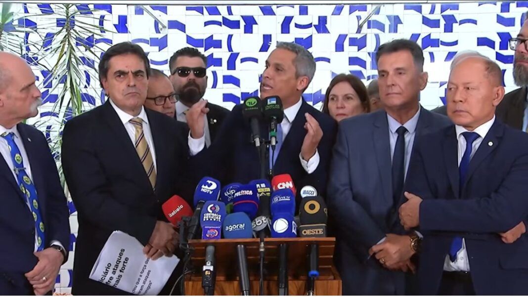 Senadores e deputados em um palanque de coletiva de imprensa