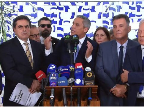 Senadores e deputados em um palanque de coletiva de imprensa