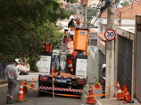 Prefeitura questiona Enel sobre frota parada enquanto 2 milhões ficam sem luz
