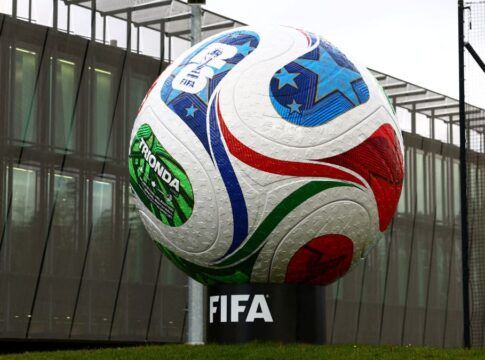 Bola gigante da Copa do Mundo em exposição