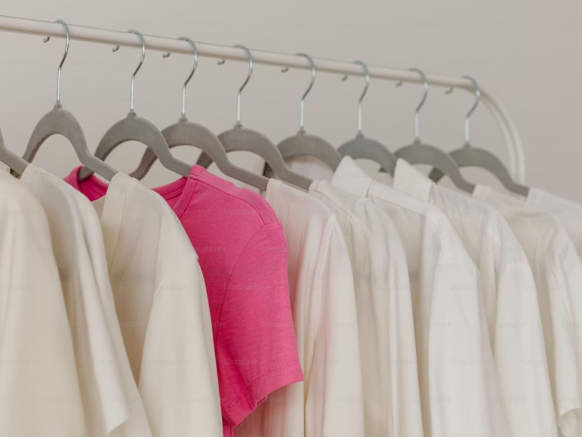 Roupas brancas e rosas