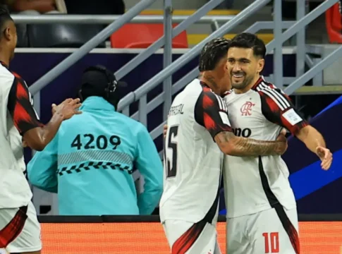 Giorgian de Arrascaeta, do Flamengo, comemora com companheiros o gol marcado contra o Cruz Azul, pela Copa Intercontinental