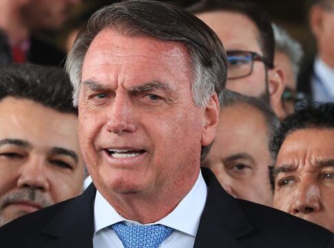 Bolsonaro presta depoimento por ter associado Lula a ‘cachaça’ e tráfico