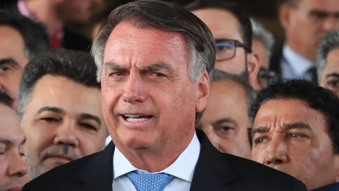 Bolsonaro presta depoimento por ter associado Lula a ‘cachaça’ e tráfico