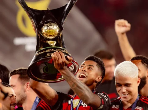 Bruno Henrique, atacante do Flamengo, com a taça de campeão do Brasileirão Série A 2025
