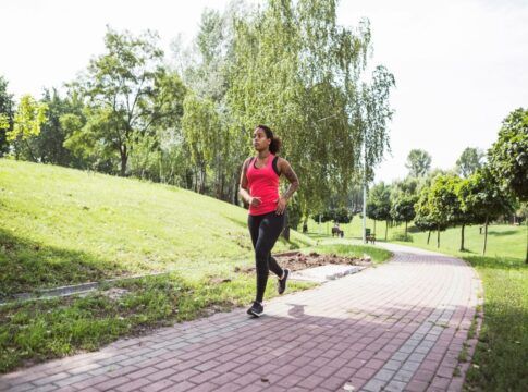 Mulher caminhando na rua