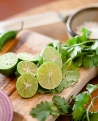 limões cortados em uma tábua