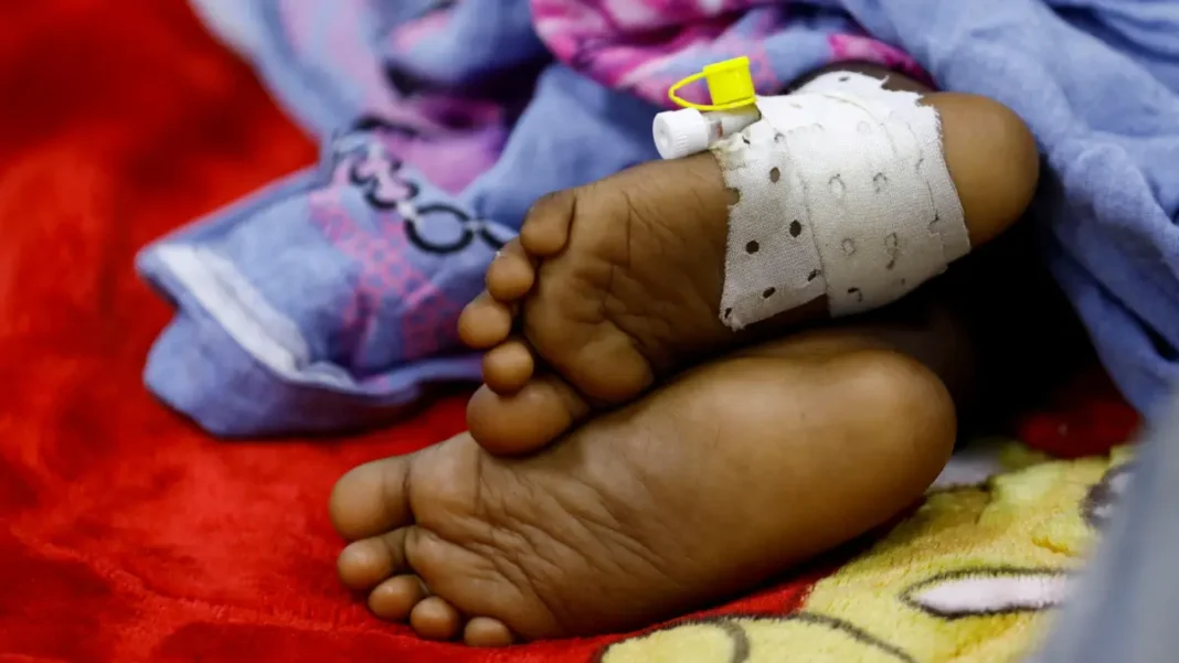 Pé de criança em um hospital, representando a mortalidade infantil