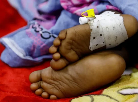 Pé de criança em um hospital, representando a mortalidade infantil