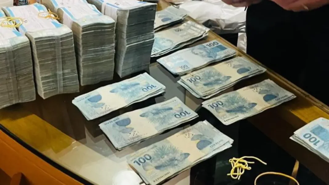 Dinheiro apreendido pela Polícia Federal como parte da Operação Galho Fraco