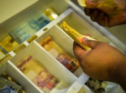 Economia brasileira em 2026 deve crescer de forma moderada, com destaque para investimentos regionais