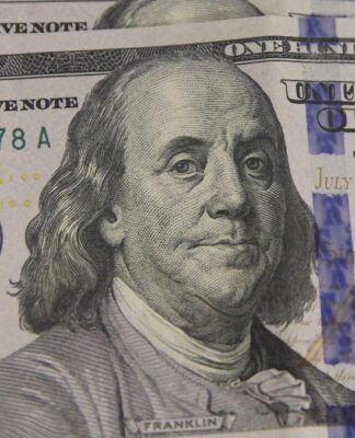 Dólar cai para R$ 5,19 e atinge menor valor desde maio; Bolsa recua