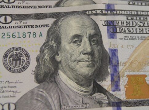 Brasil fecha 2025 com maior queda do dólar e melhor desempenho da Bolsa desde 2016