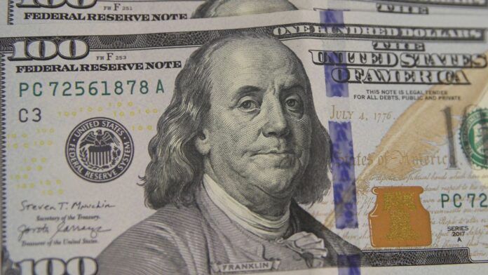 Dólar cai para R$ 5,19 e atinge menor valor desde maio; Bolsa recua