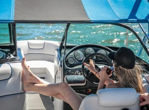 mulher em um iate de férias