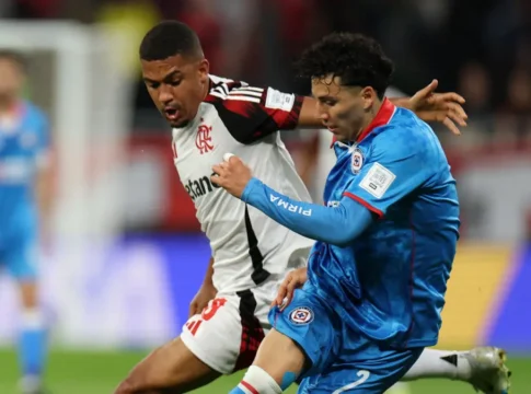 Jogadores de Flamengo e Cruz Azul duelam em partida pela Copa Intercontinental