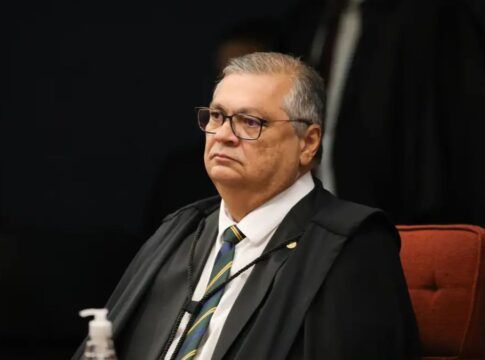 Ministro Flávio Dino vota pela condenação de cinco PMs do DF a 16 anos pelo 8 de janeiro