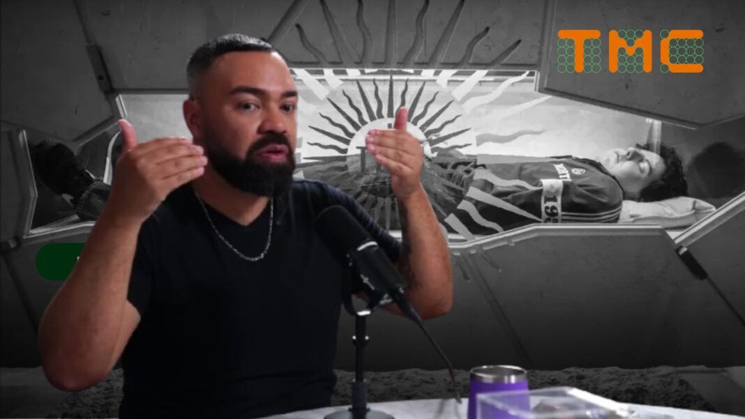 Esta é uma imagem que serve de capa ou fundo para um episódio de podcast, combinando uma foto colorida em primeiro plano (o entrevistado, Daniel Pires) com uma montagem dramática e em preto e branco no fundo (um caixão, Carlo Acutis).