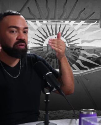 Esta é uma imagem que serve de capa ou fundo para um episódio de podcast, combinando uma foto colorida em primeiro plano (o entrevistado, Daniel Pires) com uma montagem dramática e em preto e branco no fundo (um caixão, Carlo Acutis).