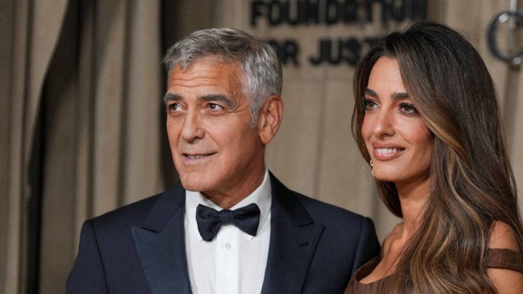 Ator George Clooney ao lado da esposa, Amal