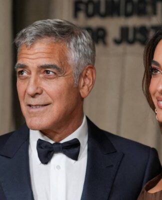 Ator George Clooney ao lado da esposa, Amal