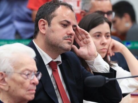 A foto, que parece ter sido tirada em uma sessão de comissão ou audiência no Congresso, capta três figuras políticas (Glauber Braga, Sâmia Bonfim e Luiza Erundina) em primeiro plano, com ênfase nas expressões de foco e concentração.