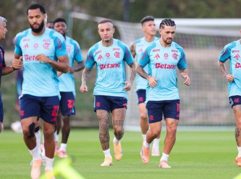 Jogadores do Flamengo correm no gramado durante treino