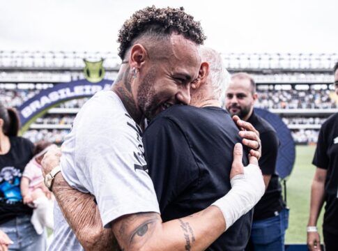 Neymar abraça o ex-jogador Pepe no gramado antes de início de jogo