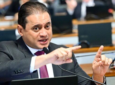 Senador Weverton Rocha gesticula ao falar ao microfone em sessão no Senado