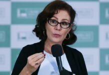 A deputada Carla Zambelli fala ao microfone e gesticula em evento no Congresso