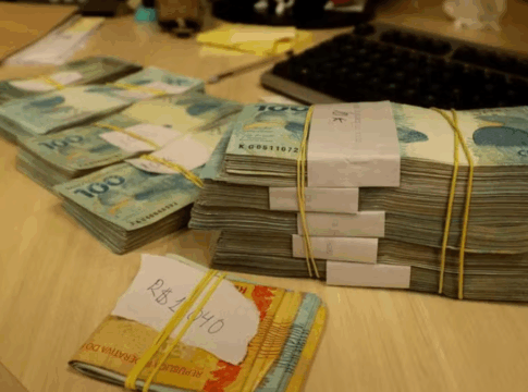 PF acha R$ 90 mil no carro de Bacellar e prisão explode crise na Alerj